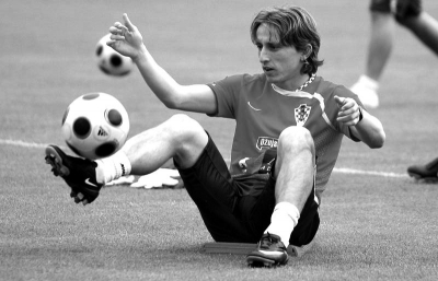 活塞122-117击败步行者，豪取13连胜，追平队史最长连胜纪录。